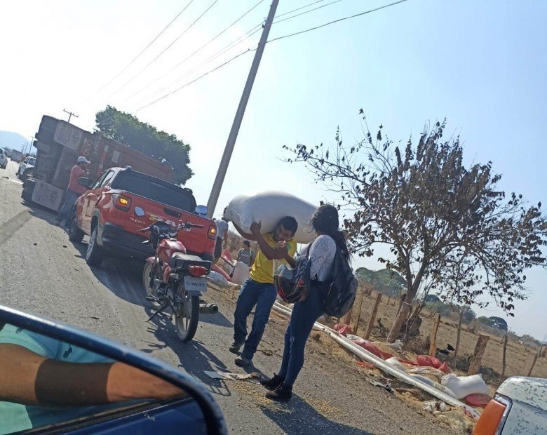 Vuelca tráiler cargado con café daños materiales VillaFlores MX