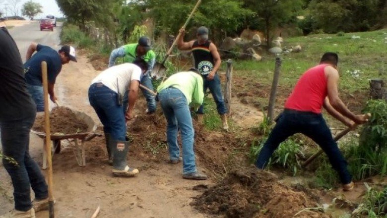 Protección Civil realiza desazolve en cunetas y drenajes pluviales