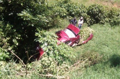 Cae carro en barranco: daños materiales