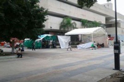Normalistas se instalan en plantón alrededor del Palacio de Gobierno