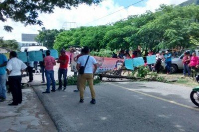 Campesinos bloquean carretera en Villacorzo