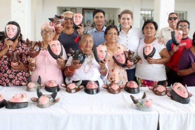 Aprenden abuelitos elaboración de máscaras de Parachico 