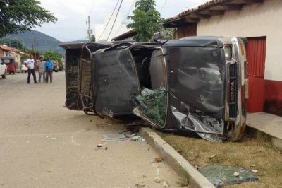 Chocan camionetas: daños materiales y un herido