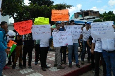 Marchan estudiantes de la Unach para exigir pago de becas