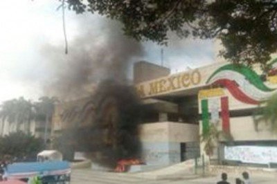 Normalistas queman publicidad en la entrada del Palacio de Gobierno de Chiapas