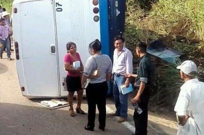 Vuelca autobús: daños materiales y 18 heridos