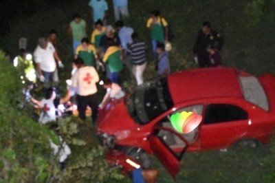 Cae vehículo en barranco: dos lesionados