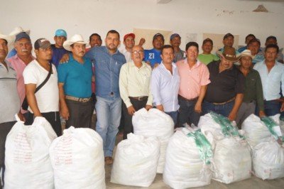 Entrega Román Utrilla artes de pesca a 541 pescadores de Villacorzo