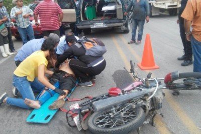 Motorista embestido por vehículo