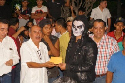 Premia Román Utrilla a motociclistas ataviados con motivo al Día de Muertos