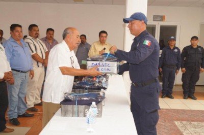 Entrega Román Utrilla uniformes y equipos a policías municipales