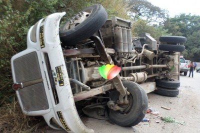 Vuelca camión de basura: un herido