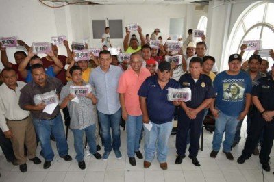 Entrega Luis Pereyra placas de mototaxis provisionales