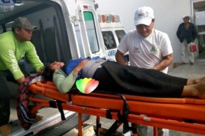 Tres indígenas heridos en volcadura de carro