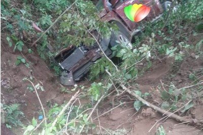 Cae camioneta en barranco