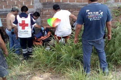 Ebrio motorista lesionado al salir del camino