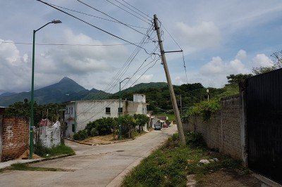 Postes de luz a punto de caer en el fraccionamiento La Popular