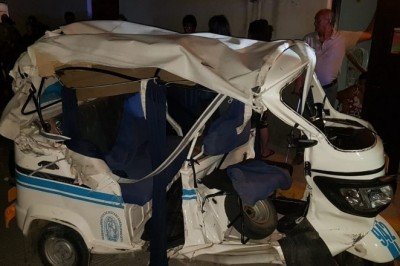 Camioneta arrolla a mototaxi: cinco heridos 