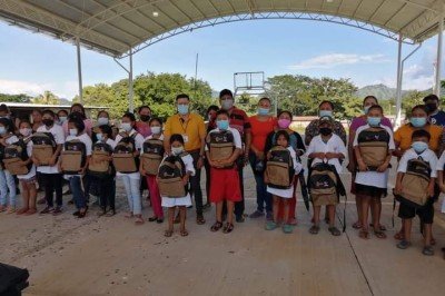 DIF Municipal de Villacorzo entrega mochilas y uniforme a 11 escuelas 