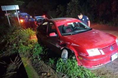 Coche accidentado y abandonado