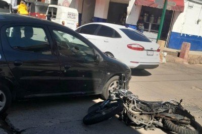 Choque  de motocicleta con carro: dos heridos