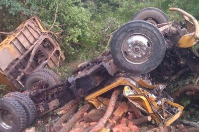 Cae volteo a un barranco; muere conductor