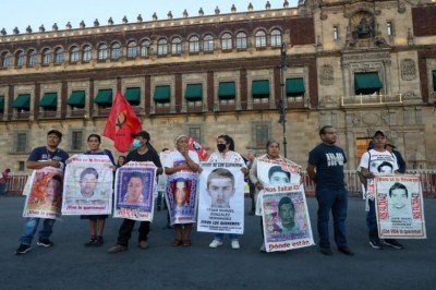 Familiares de los 43 de Ayotzinapa anuncian plantón en el Zócalo