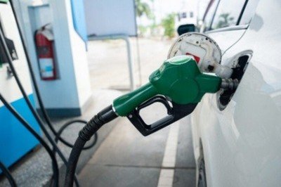 ¿Por litro o por monto? Descubre la mejor forma de cargar gasolina y otros tips para bajar consumo
