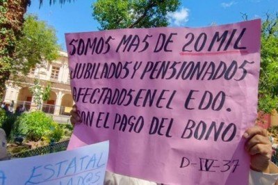 Anuncian maestros jubilados y pensionados huelga de hambre por adeudos de bonos