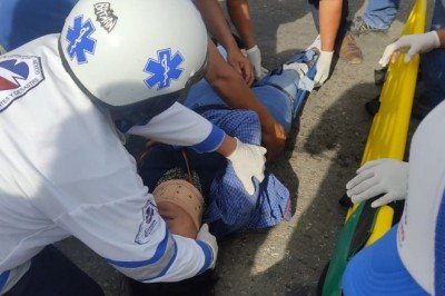 Colisionan carro y motocicleta: dos heridos