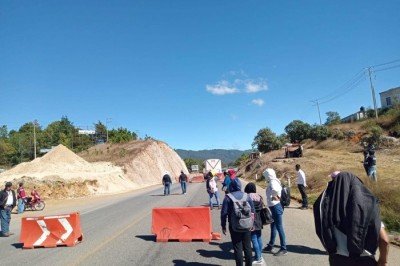 Maestros indígenas bloquean carreteras por demandas laborales y educativas